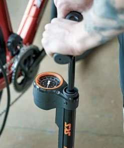 Pompe à Pied Vélo 12 Bar - Airmotion 12.0 SKS 10 Pompe à Pied Vélo 12 Bar - Airmotion 12.0 SKS -Montage & réparation du pneu Boutique pompe a pied airmotion galerie 03